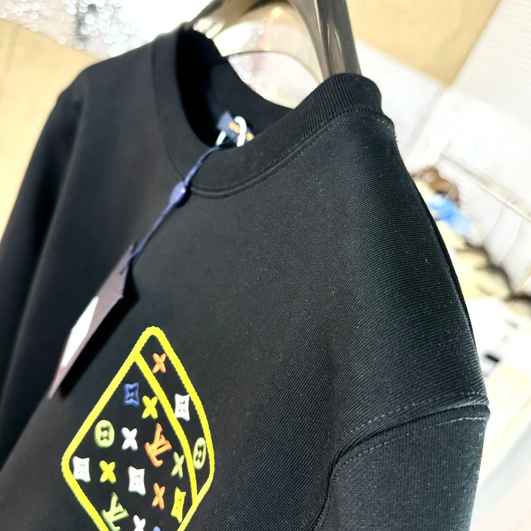 🅿️320 Brand: Louis Vuitton🤳𝗟𝗩 Fabric: ☑️Made of 440g double-strand pure cotton terry👕 Fabric: ☑️Thread with 1*1 double yarn thread. 🔜Comes with dyeing in the same tank. Craftsmanship: ☑️The embroidery uses 3D three-dimensional embroidery technology, 🇧🇫The original computer scan and print is restored 1:1. The pattern is clear and the needle count is dense. It is a rare high-end product on the market! 🇲🇩All three standards are complete! Size: ☑️S 〰️M 〰️L 〰️XL 〰️XXL